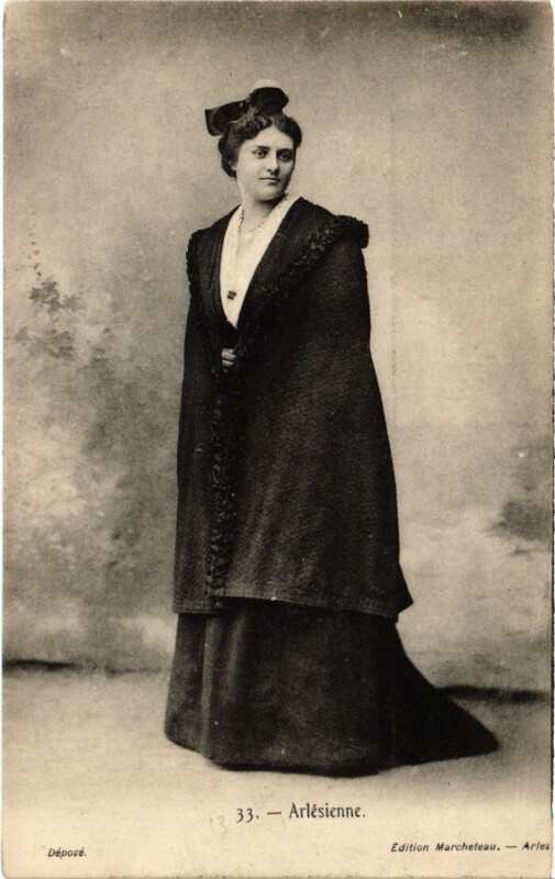 Carte postale ancienne Arles Arlesienne - Femme - Type à Arles