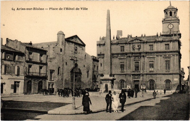 Carte postale ancienne Arles Place de l'Hotel de Ville à Arles