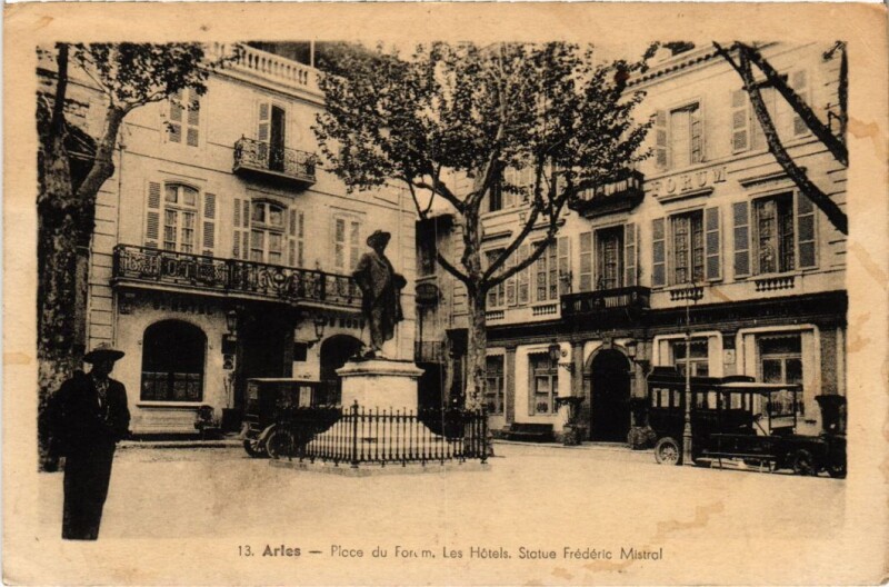 Carte postale ancienne Arles Place du Forum - Les Hotels - Statue Frederic Mistral à Arles