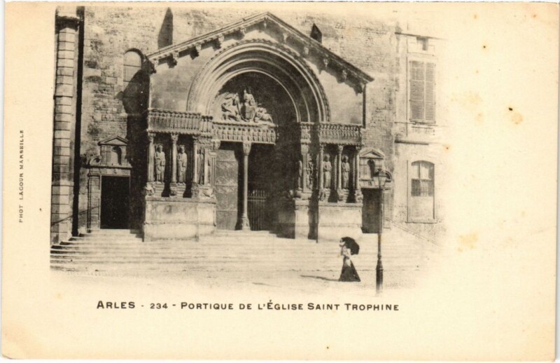 Carte postale ancienne Arles Portique de l'Eglise Saint-Trophime à Arles