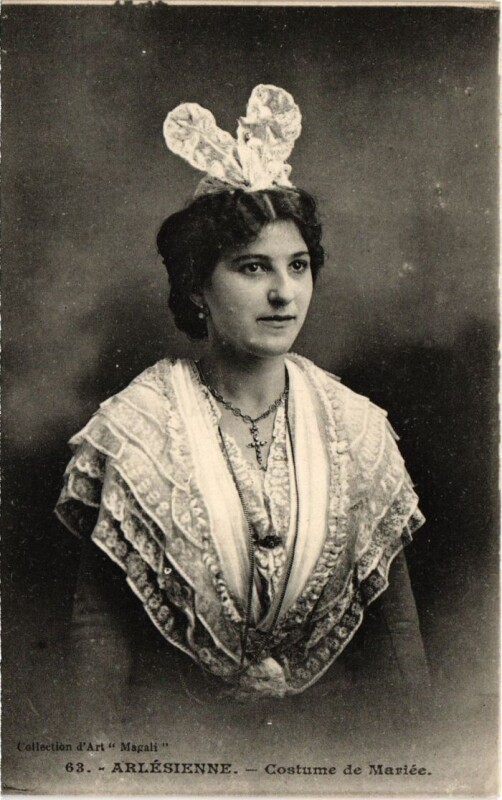 Carte postale ancienne Arles Arlesienne - Femme - Type - Costume de Mariee à Arles