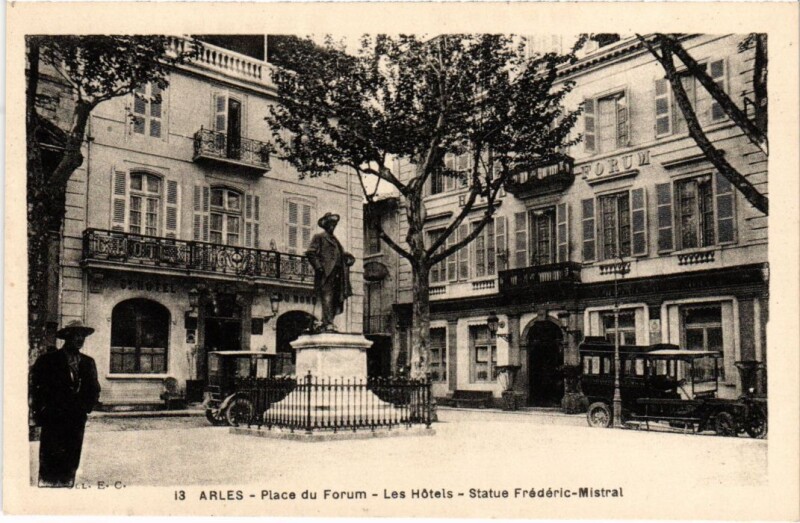 Carte postale ancienne Arles Place du Forum - Les Hotels - Statue Frederic Mistral à Arles