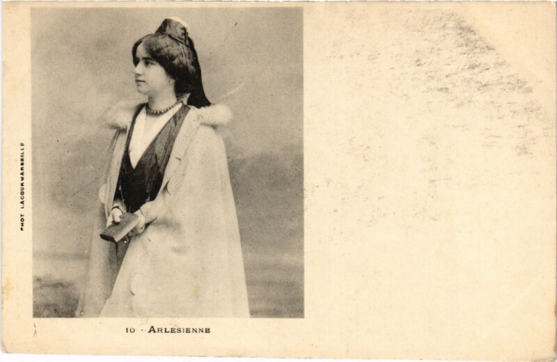 Carte postale ancienne Arles Arlesienne - Femme - Type à Arles