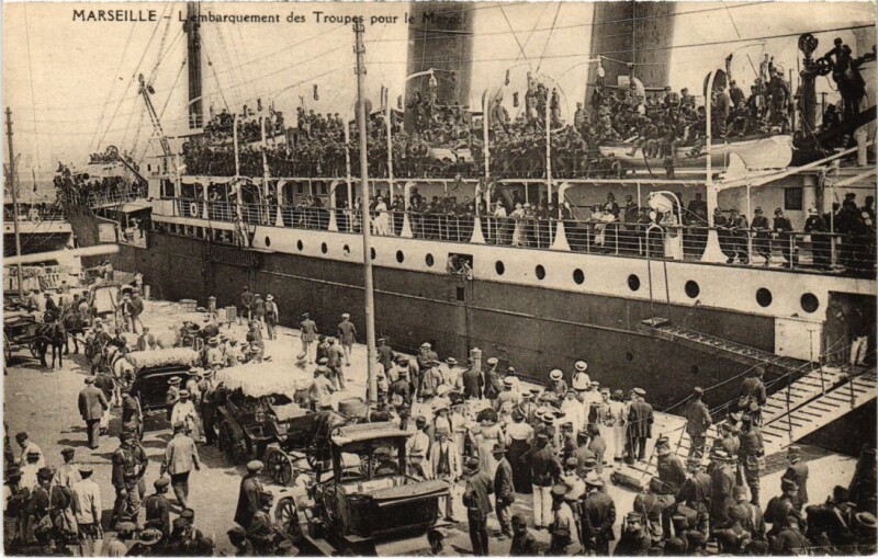 Carte postale ancienne Marseille L'Embarquement des Troupes pour le Maroc à Marseille