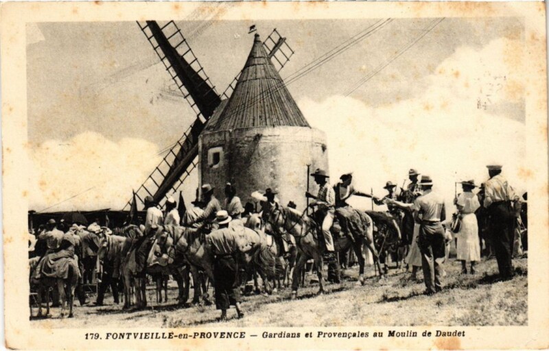 Carte postale ancienne Fontvieille Gardians et Provencales au Moulin de Daudet à Fontvieille