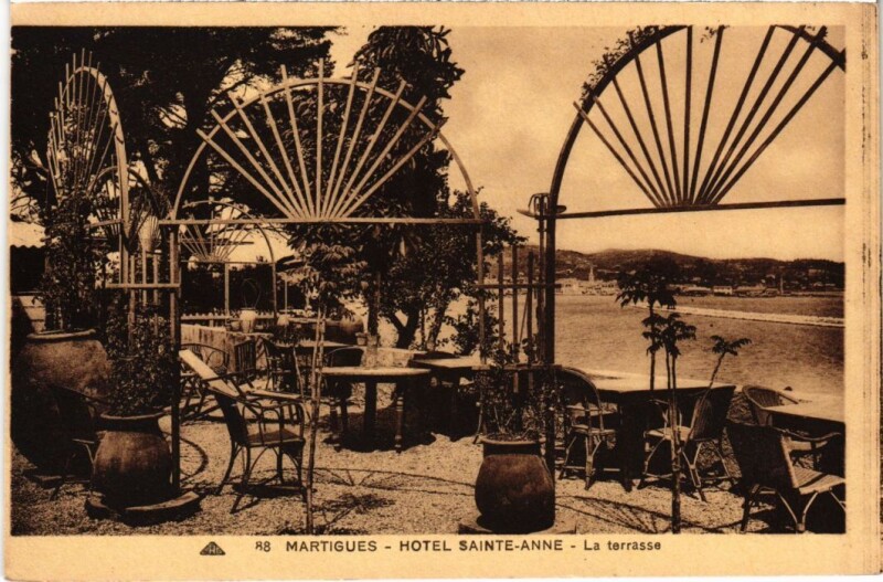 Carte postale ancienne Martigues Hotel Sainte-Anne - La Terrasse à Martigues