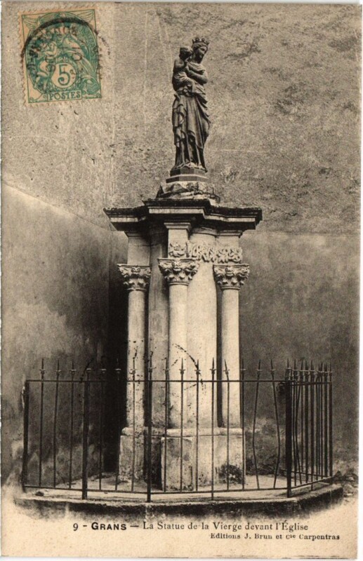 Carte postale ancienne Grans La Statue de la Vierge devant l'Eglise à Grans
