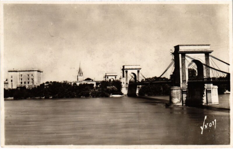 Carte postale ancienne Tarascon Pont Suspendu sur le Rhone à Tarascon