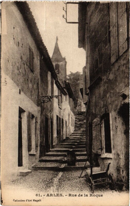 Carte postale ancienne Arles Rue de la Roque à Arles