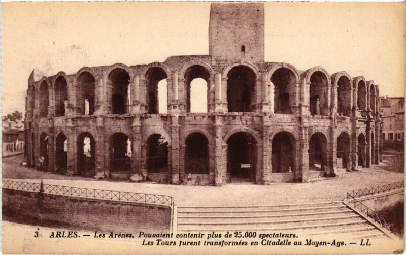 Carte postale ancienne Arles Les Arenes à Arles