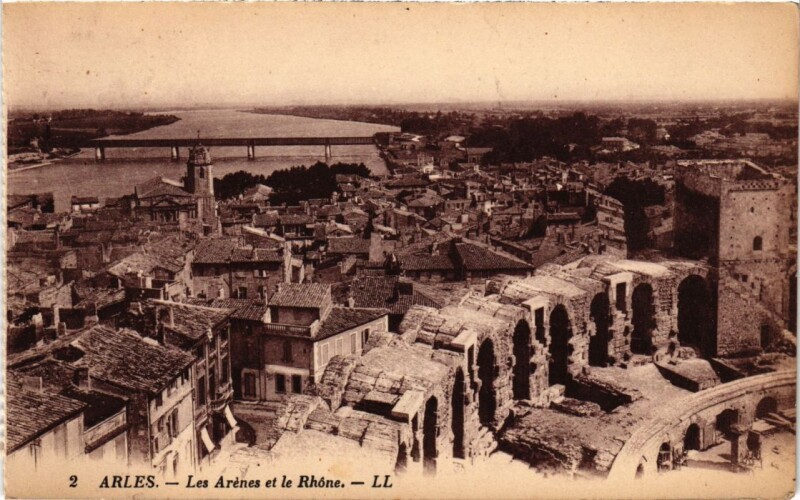 Carte postale ancienne Arles Les Arenes et le Rhone à Arles