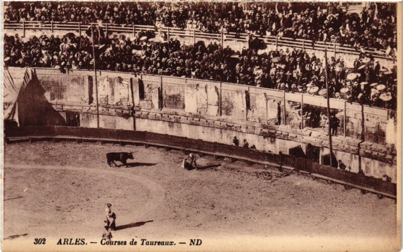 Carte postale ancienne Arles Courses de Taureaux à Arles