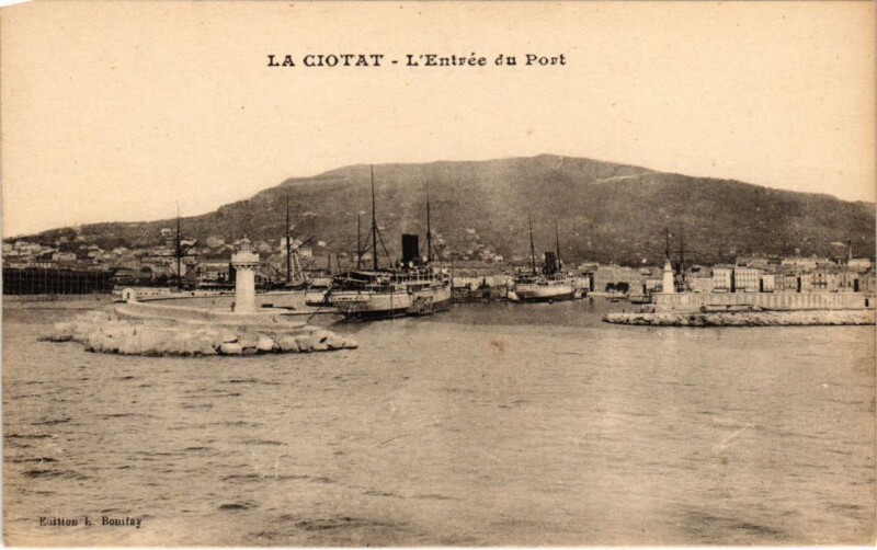 Carte postale ancienne La Ciotat L'Entree du Port à La Ciotat