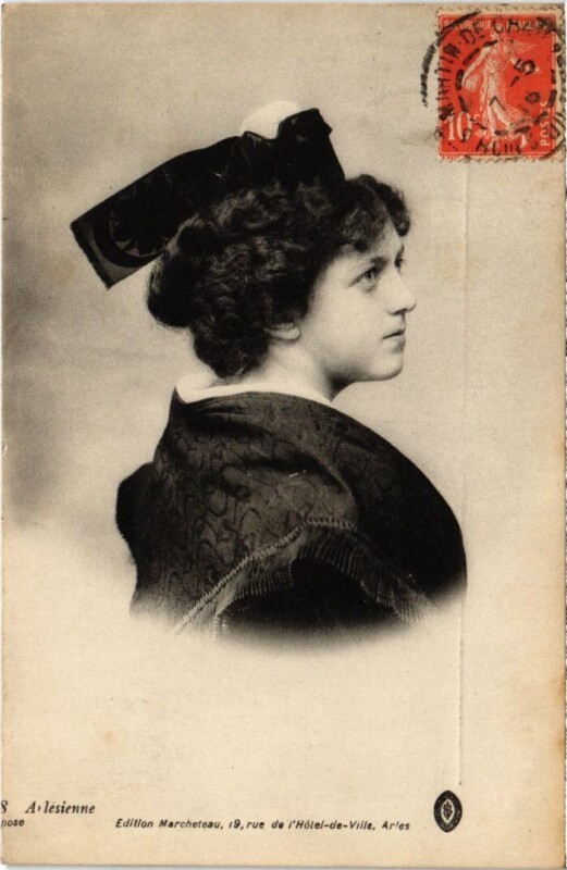 Carte postale ancienne Arles Arlesienne - Femme - Type à Arles