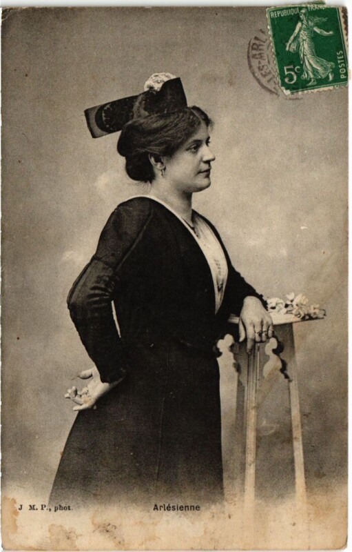 Carte postale ancienne Arles Arlesienne - Femme - Type à Arles