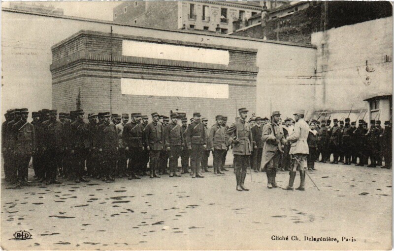 Carte postale ancienne Paris Revue militaire