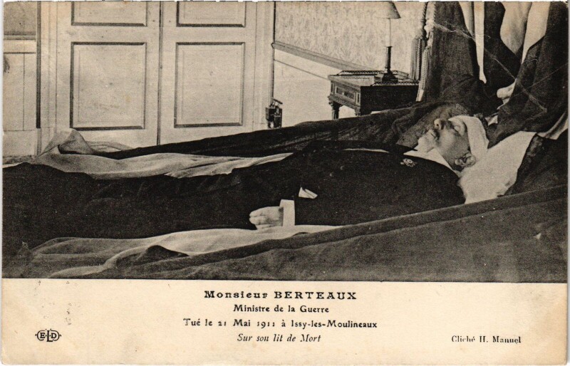 Carte postale ancienne Monsieur Bertraux - Ministre de la Guerre - Tué le 21 Mai 1911 à Issy-les-Moulineaux - Sur son lit de Mort à Chatou