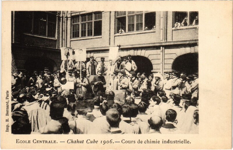 Carte postale ancienne Paris 3e Ecole Centrale Chahut Cube 1906 Cour Chimie industrielle à Paris 3e