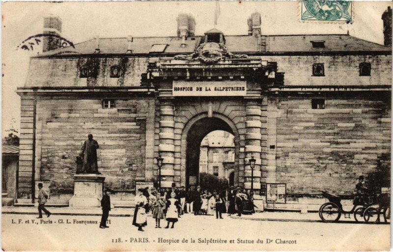 Carte postale ancienne Paris 13e Hospice de la Salpetriere Statue du Dr Charcot à Paris 13e