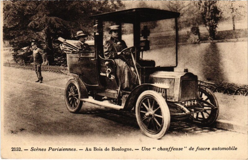 Carte postale ancienne Paris au Bois de Boulogne une chauffeuse Transport