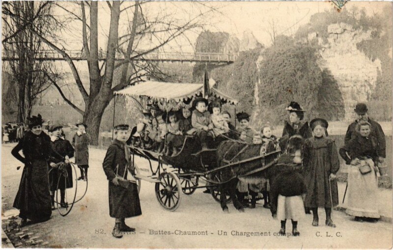 Carte postale ancienne Buttes-Chaumont - Un Chargement Complet à Paris 19e