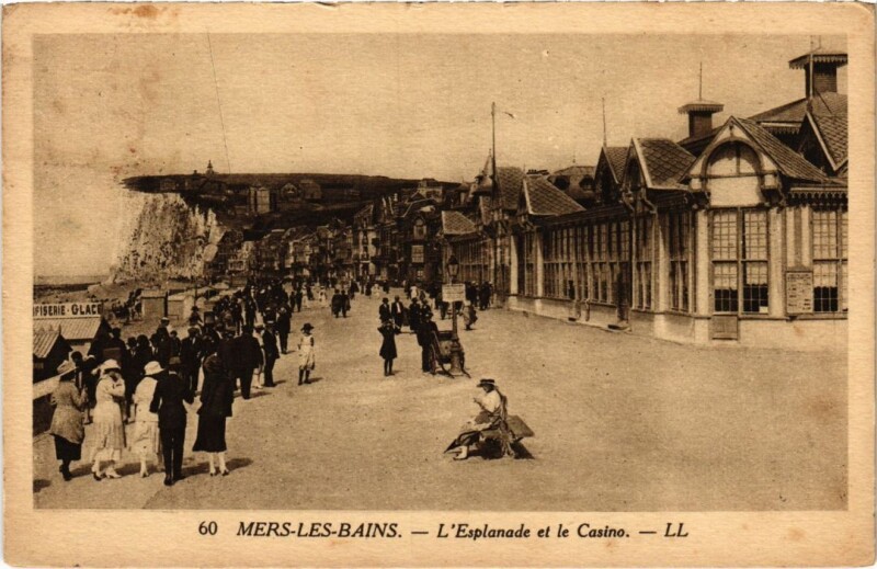 Carte postale ancienne Mers-les-Bains L'Esplanade et le Casino à Mers-les-Bains