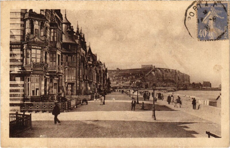 Carte postale ancienne Mers-les-Bains L'Esplanade et les Falaises à Mers-les-Bains