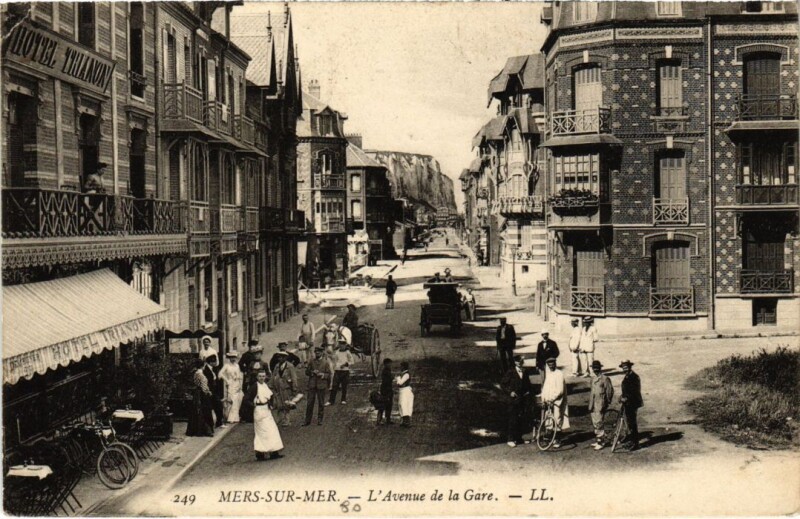 Carte postale ancienne Mers-les-Bains L'Avenue de la Gare à Mers-les-Bains