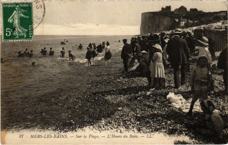 Carte postale ancienne Mers-les-Bains Sur la Plage - L'Heure du Bain à Mers-les-Bains