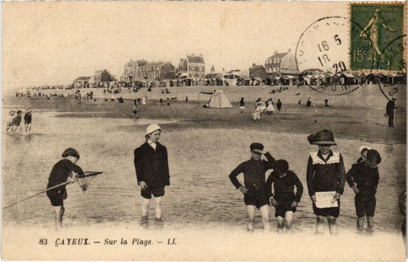 Carte postale ancienne Cayeux-sur-Mer Sur la Plage à Cayeux-sur-Mer