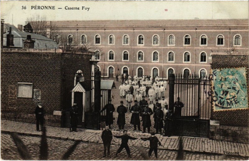 Carte postale ancienne Peronne Caserne Foy