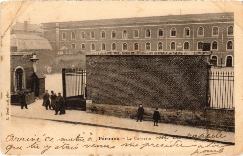Carte postale ancienne Peronne La Caserne