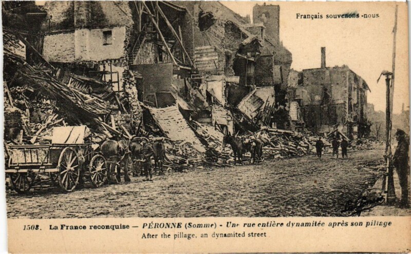 Carte postale ancienne Peronne Une Rue Entiere Dynamitee apres son Pillage
