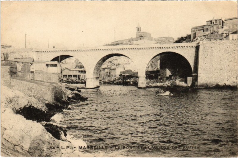 Carte postale ancienne Marseille Le Pont et le Vallon des Auffes à Marseille