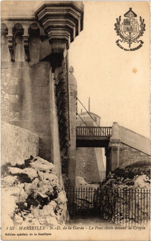 Carte postale ancienne Marseille Notre-Dame de la Garde - Le Pont-Levis devant la Crypte à Marseille