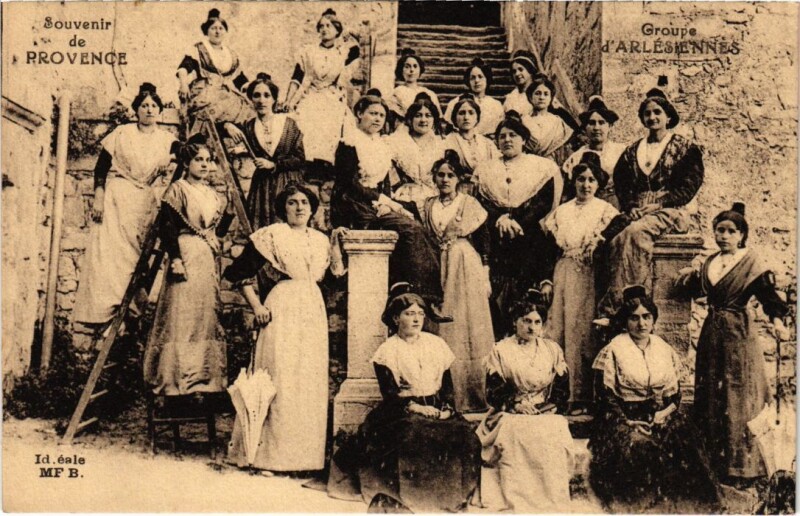 Carte postale ancienne Groupe d'Arlesiennes - Femmes - Types à Arles