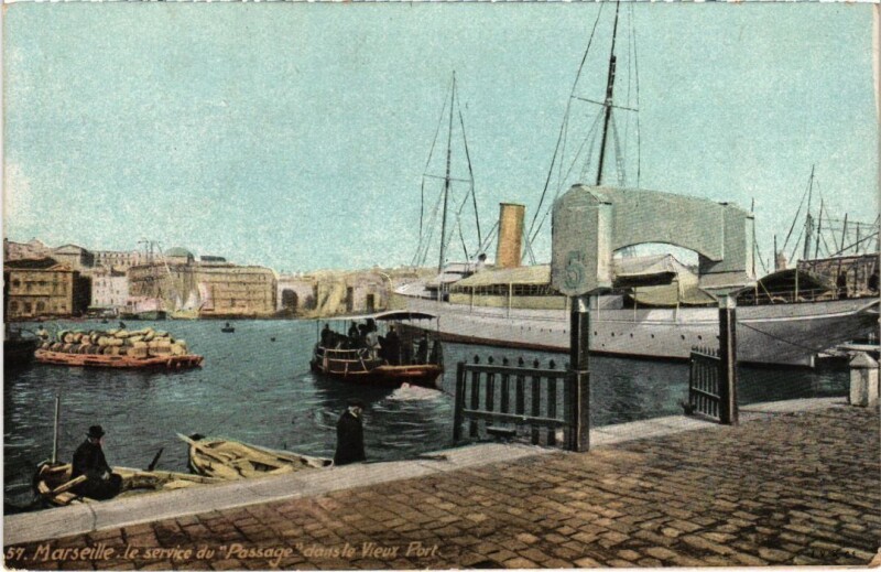 Carte postale ancienne Marseille Le Service du Passage dans le Vieux Port à Marseille