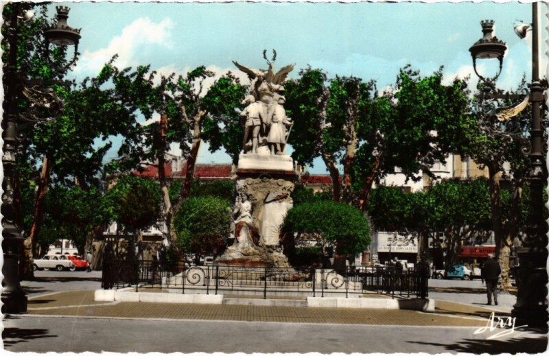 Carte postale ancienne Aubagne Cours Foch - Le Monument aux Morts à Aubagne
