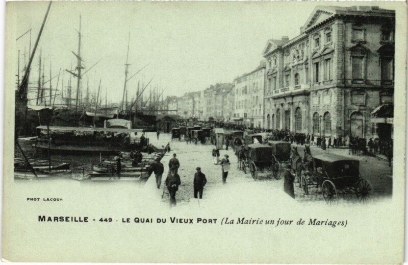 Carte postale ancienne Marseille Le Quai du Vieux Port - La Mairie un Jour de Mariages à Marseille