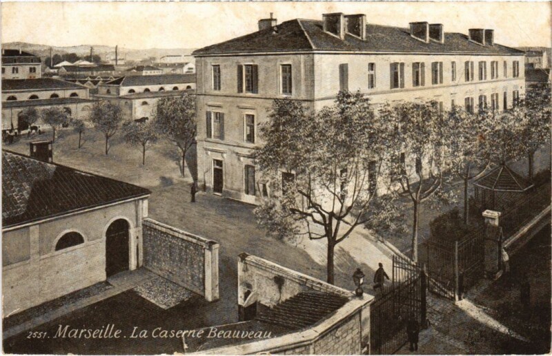 Carte postale ancienne Marseille La Caserne Beauveau à Marseille