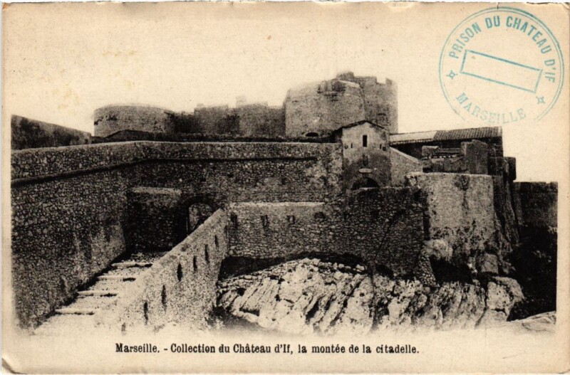 Carte postale ancienne Marseille Collection du Chateau d'If - La Montee de la Citadelle à Marseille