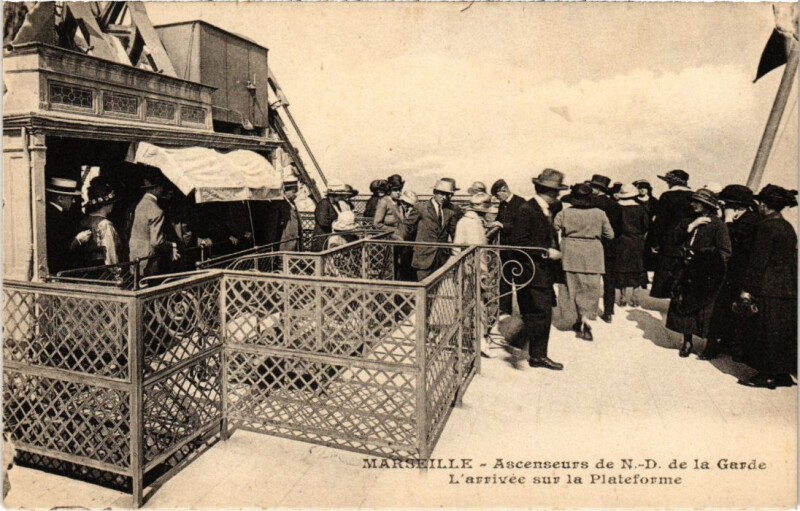 Carte postale ancienne Marseille Ascenseur de N.-D. De la Garde - L'Arrivee à Marseille