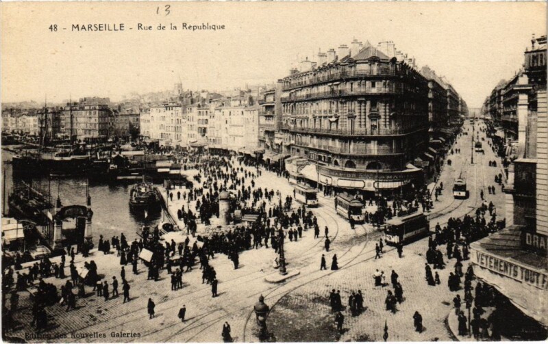 Carte postale ancienne Marseille Rue de la Republique à Marseille