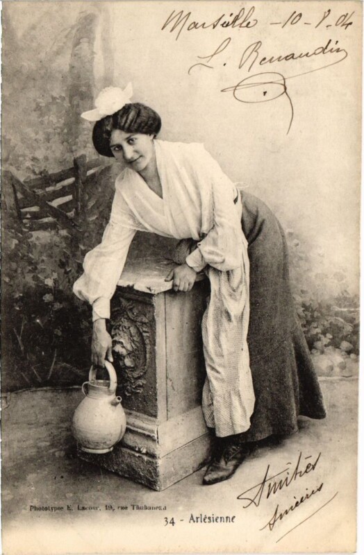 Carte postale ancienne Arlesienne - Femme - type à Arles