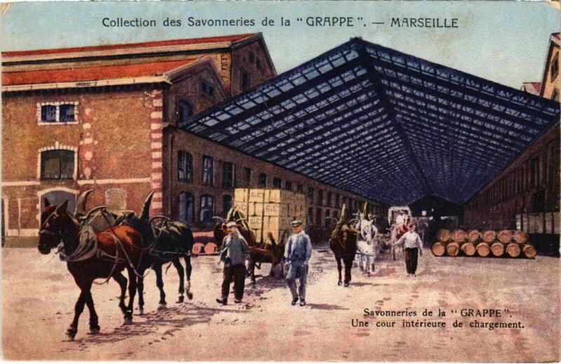 Carte postale ancienne Marseille Savonneries de la Grappe - Une Cour Interieure à Marseille