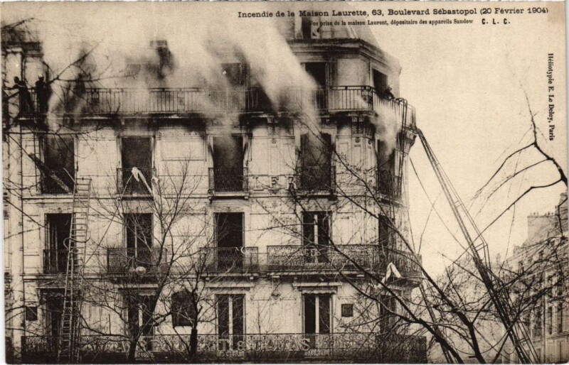 Carte postale ancienne Incendie de la Maison Laurette à Paris 1er