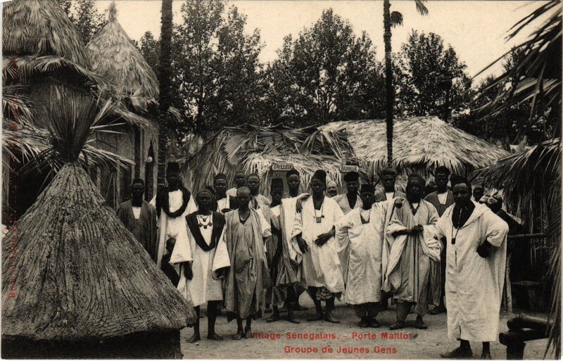 Carte postale ancienne Village Sénégalais - Porte Maillot - Groupe de Jeunes Gens à Neuilly-sur-Seine