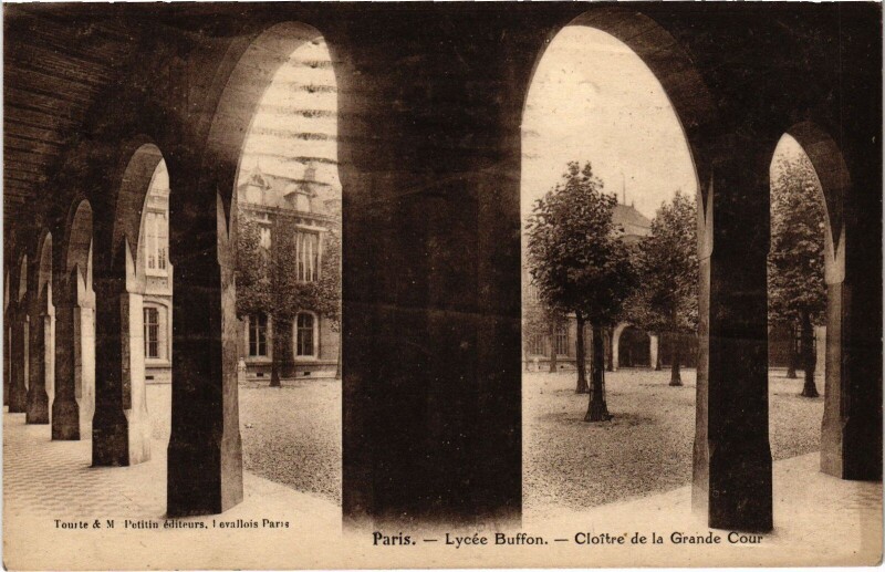 Carte postale ancienne Lycée Buffon - Cloître de la Grande Cour à Paris 15e