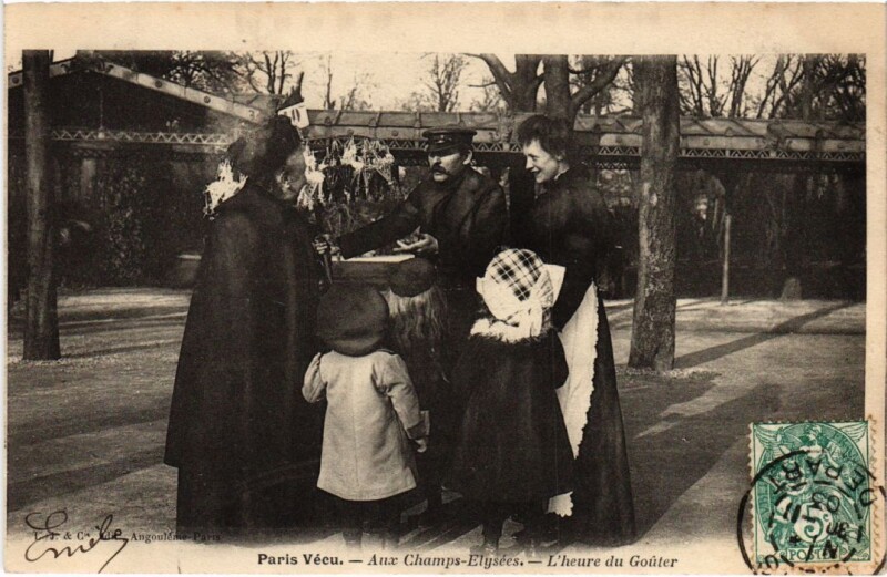Carte postale ancienne Paris Vecu. Aux Champs Elysees l'Heure du Gouter