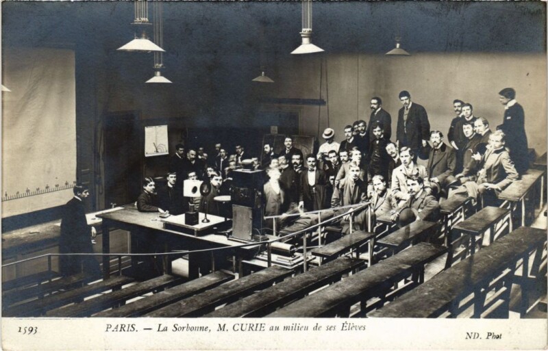 Carte postale ancienne Paris 5e la Sorbonne M. Curie au milieu de ses Eleves à Paris 5e